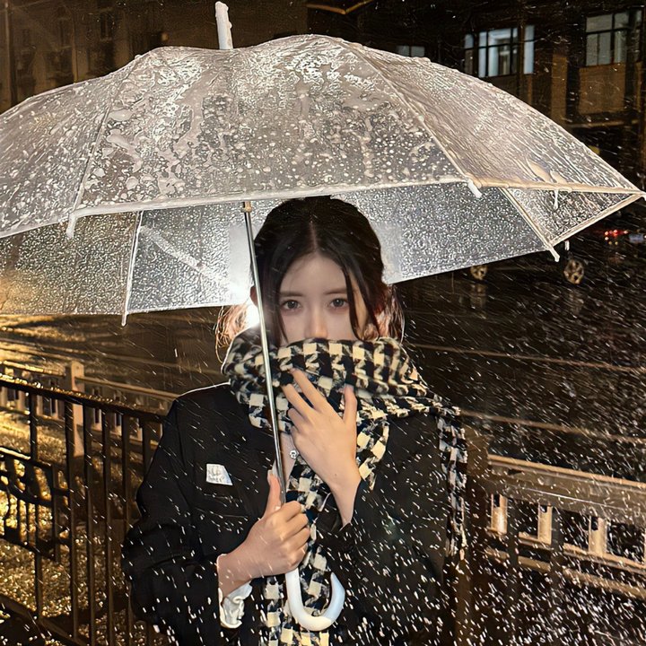 给小酒馆女子喝高杯酒